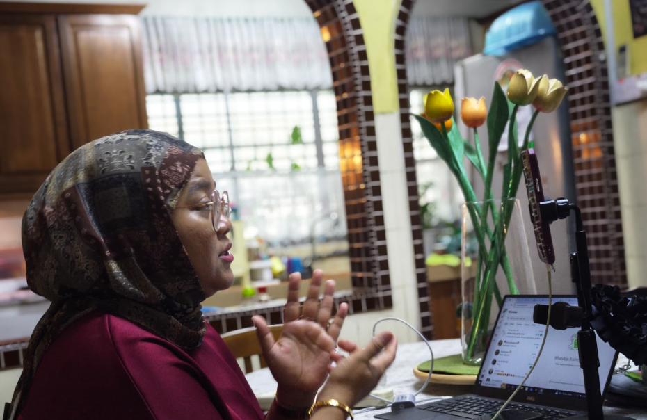 Bonda Liyana speaking during a mothers' support session